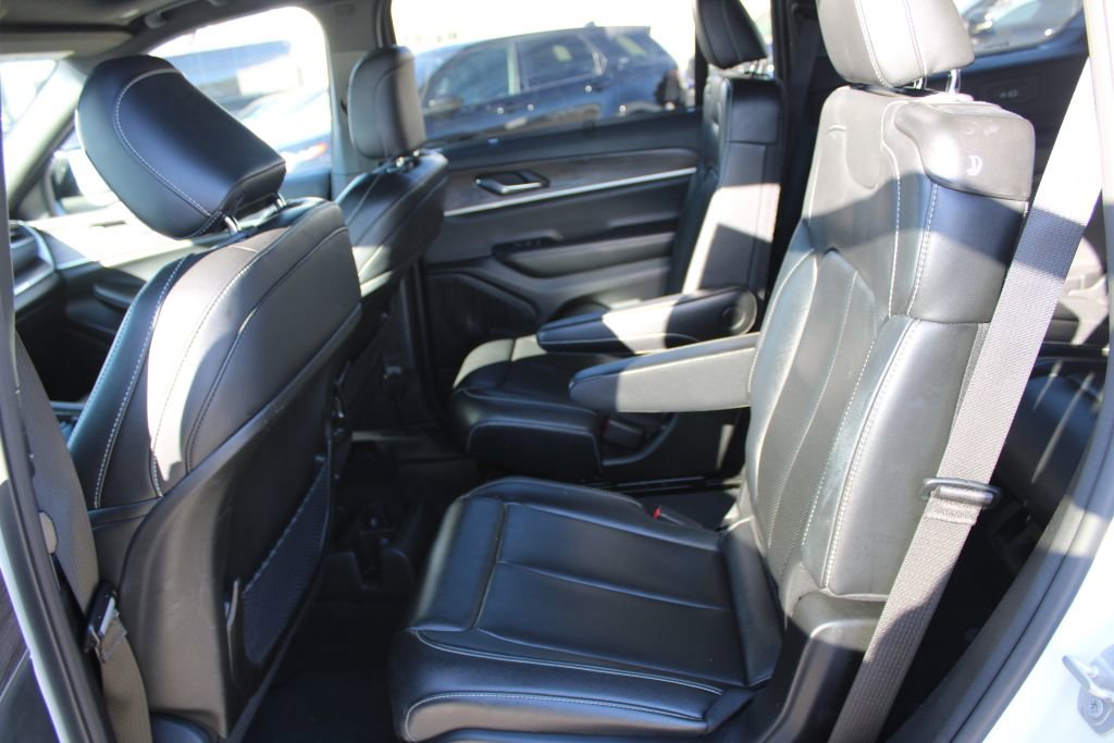 Used 2024 Jeep Grand Cherokee L Limited w/ Luxury Tech Group II image 17