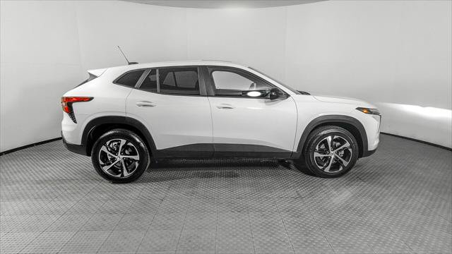 Used 2025 Chevrolet Trax RS w/ Sunroof Package FWD image 9