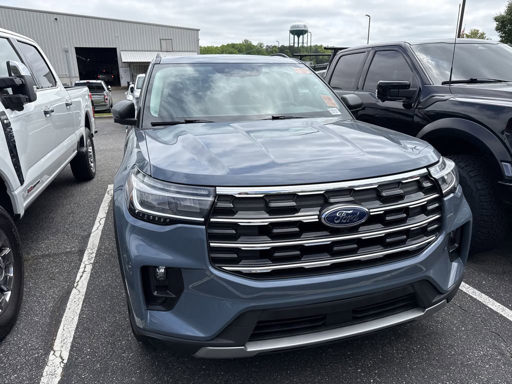 Used 2025 Ford Explorer Active w/ Active Comfort Package AWD/4WD image 3
