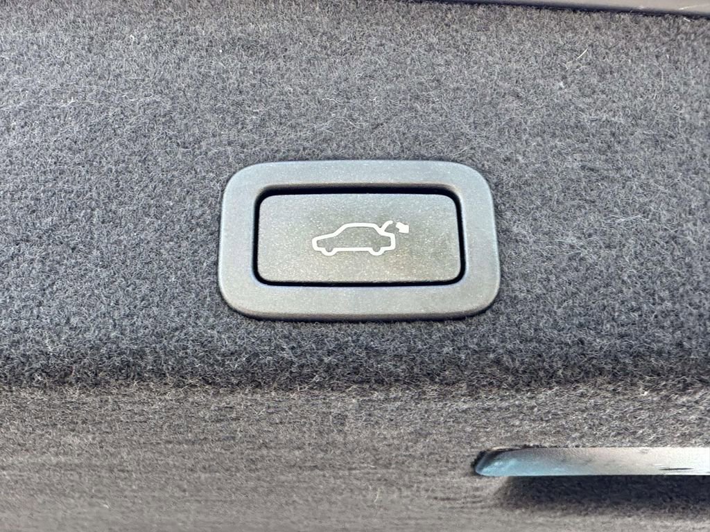 Used 2017 Volvo XC60 T6 R-Design w/ Climate Package image 9