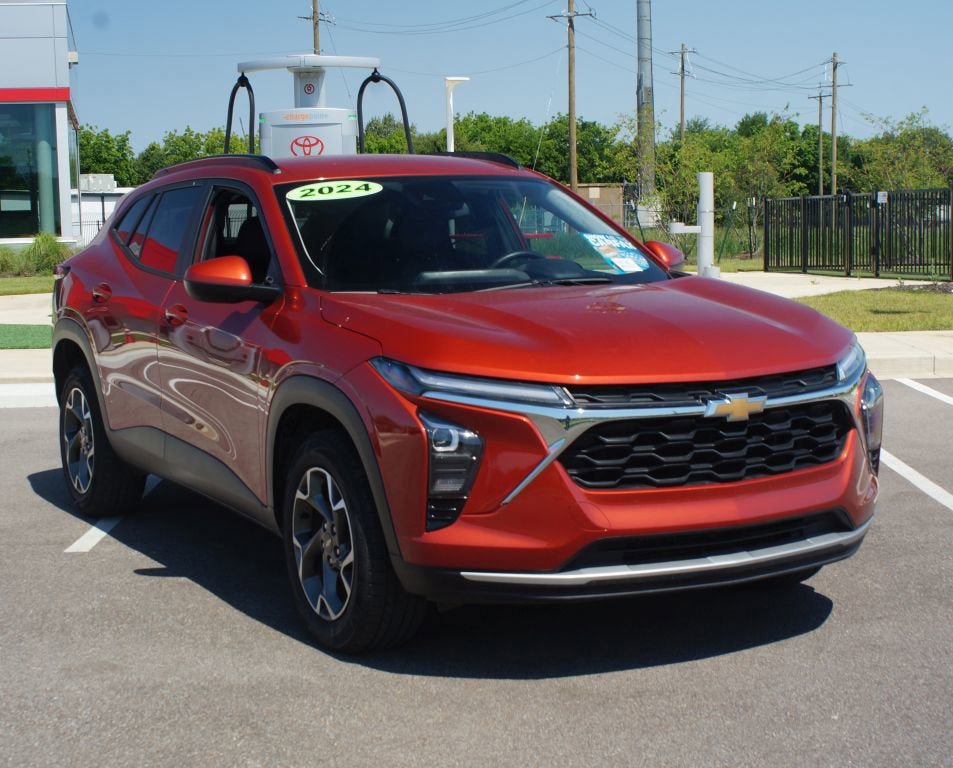 Used 2024 Chevrolet Trax LT w/ Driver Confidence Package FWD image 2