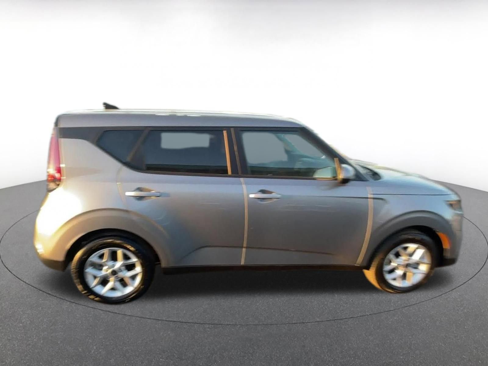 Used 2025 Kia Soul LX w/ LX Technology Package FWD image 16