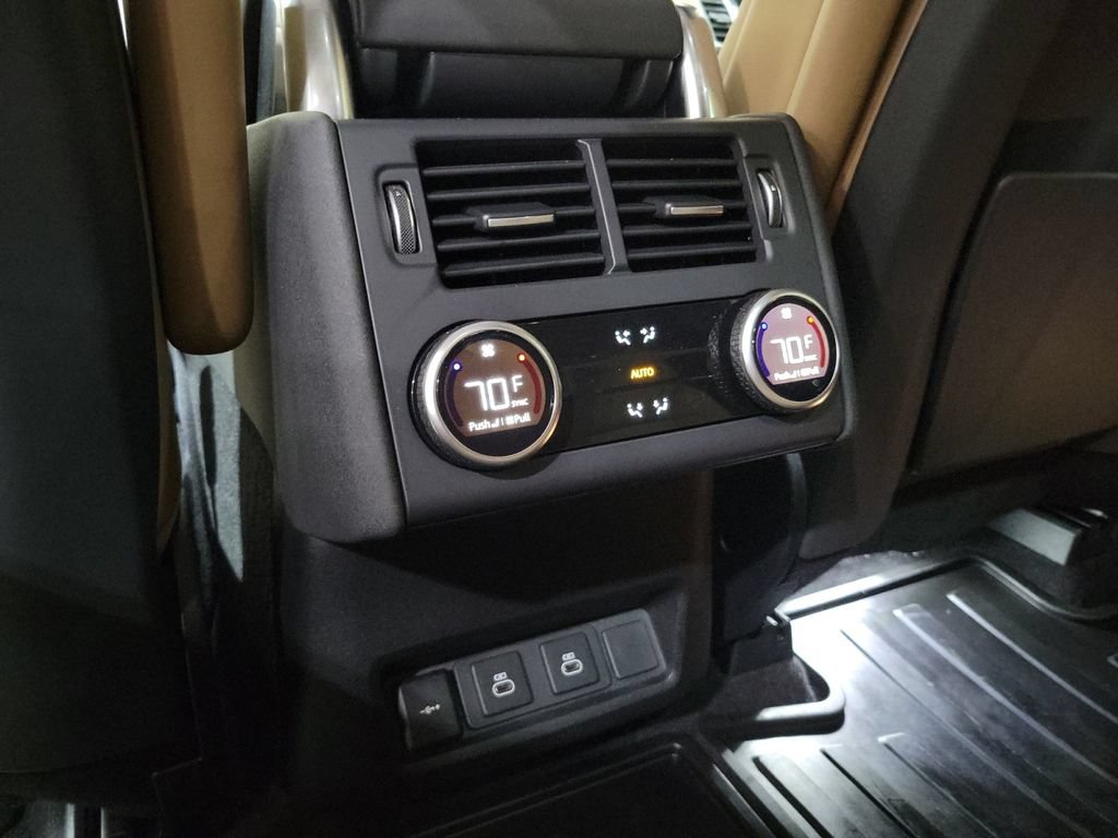 Used 2024 Land Rover Discovery Metropolitan Edition AWD/4WD image 23