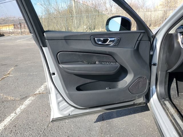 Used 2025 Volvo XC60 B5 Plus image 22