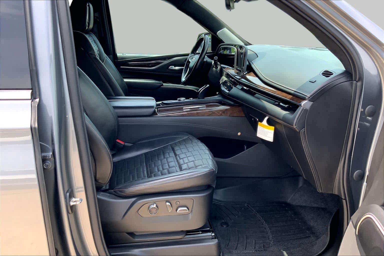 Used 2022 Cadillac Escalade Premium Luxury Platinum w/ Heavy-Duty Trailer Package AWD/4WD image 9