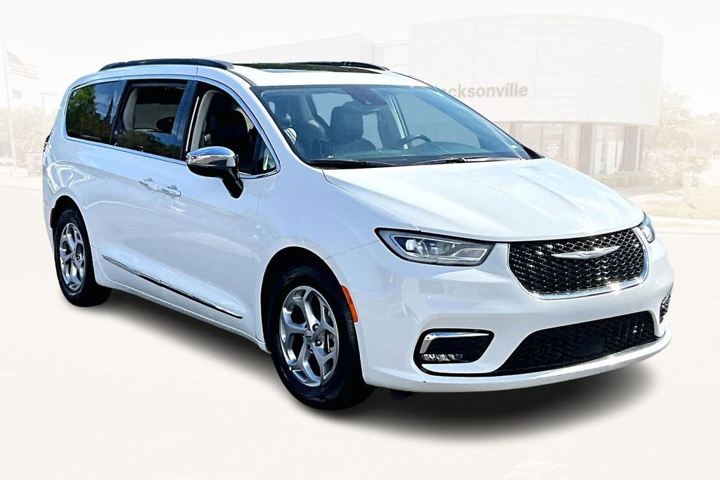 Used 2023 Chrysler Pacifica Limited image 3