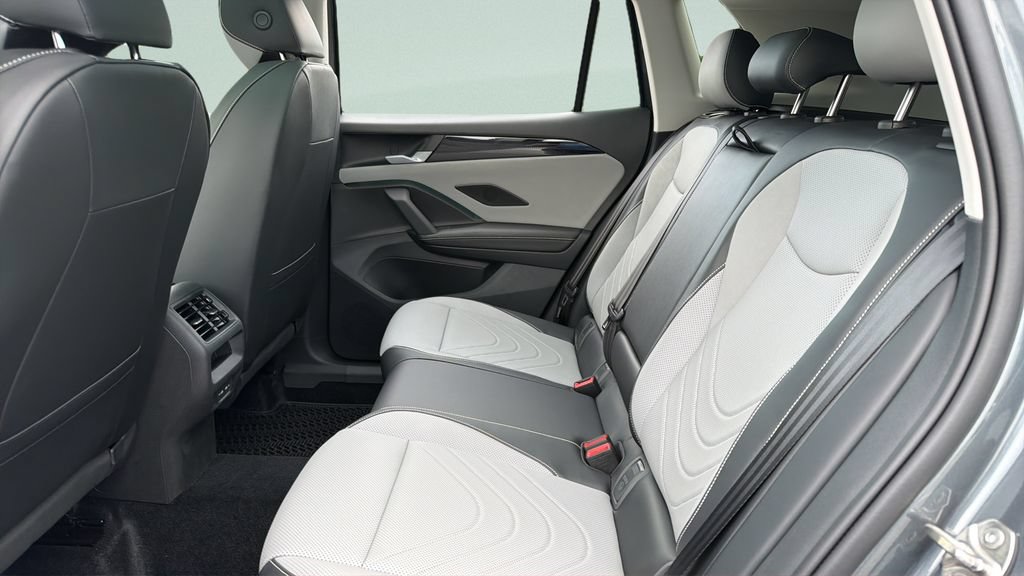 New 2026 Volkswagen Tiguan SE FWD image 32
