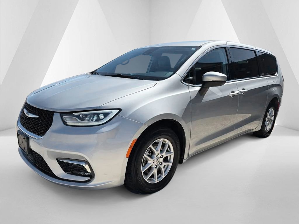 Used 2023 Chrysler Pacifica Touring-L image 3