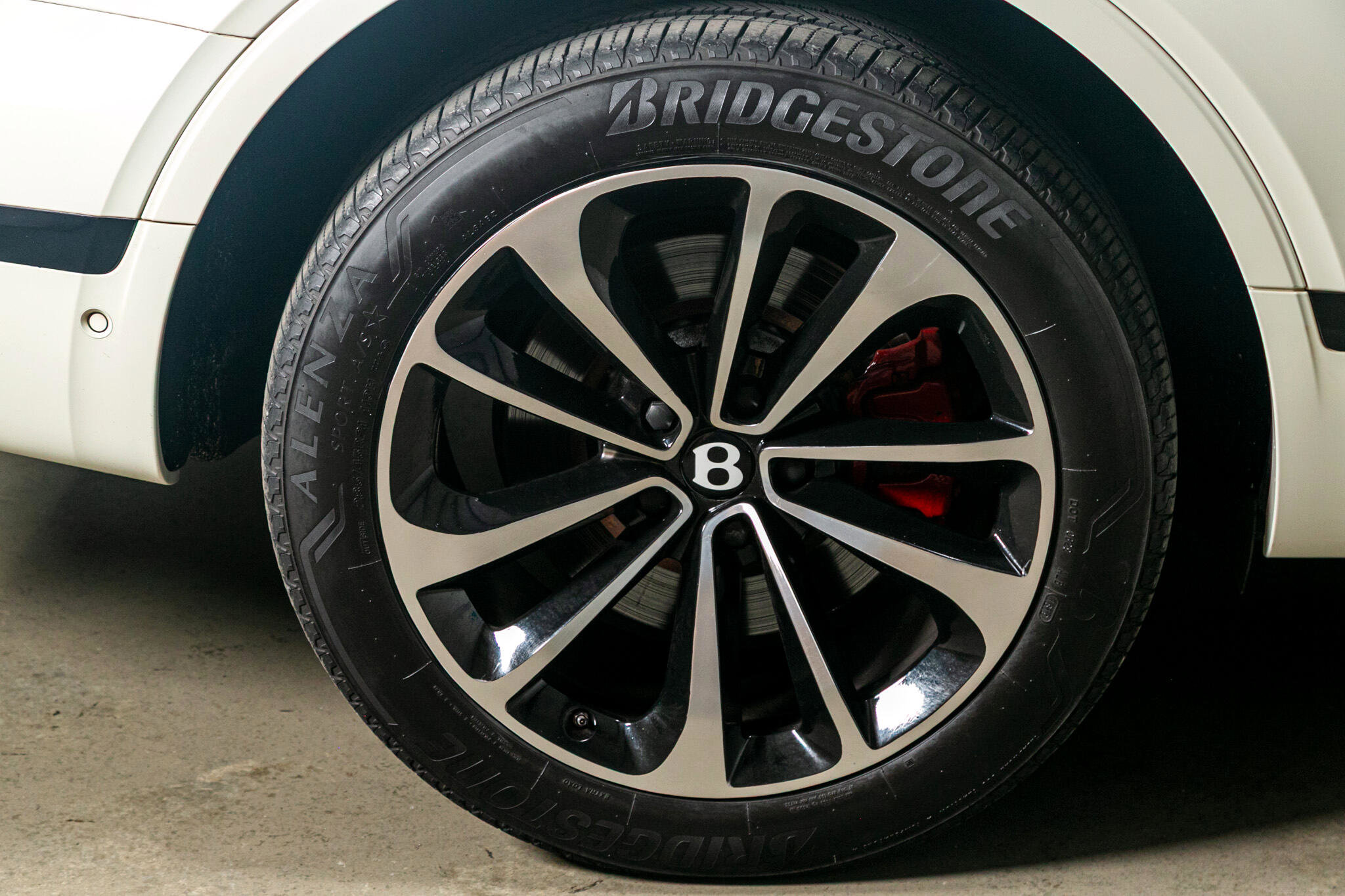 Used 2017 Bentley Bentayga image 19