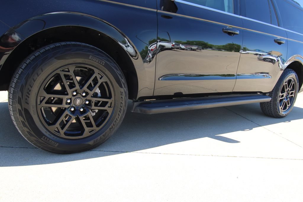 Used 2025 Ford Expedition Max Active AWD/4WD image 11