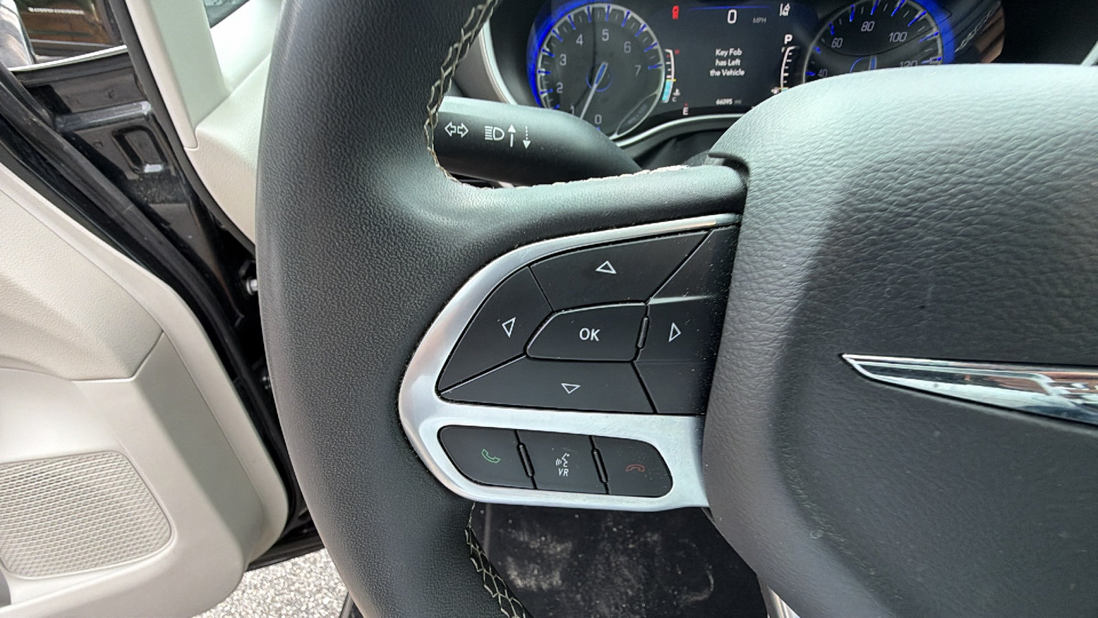 Used 2024 Chrysler Pacifica Touring-L FWD image 26