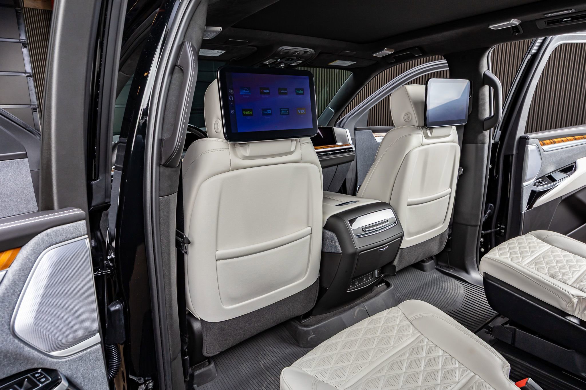 Used 2025 Cadillac Escalade ESV Sport Platinum w/ LPO, ONYX Package image 35