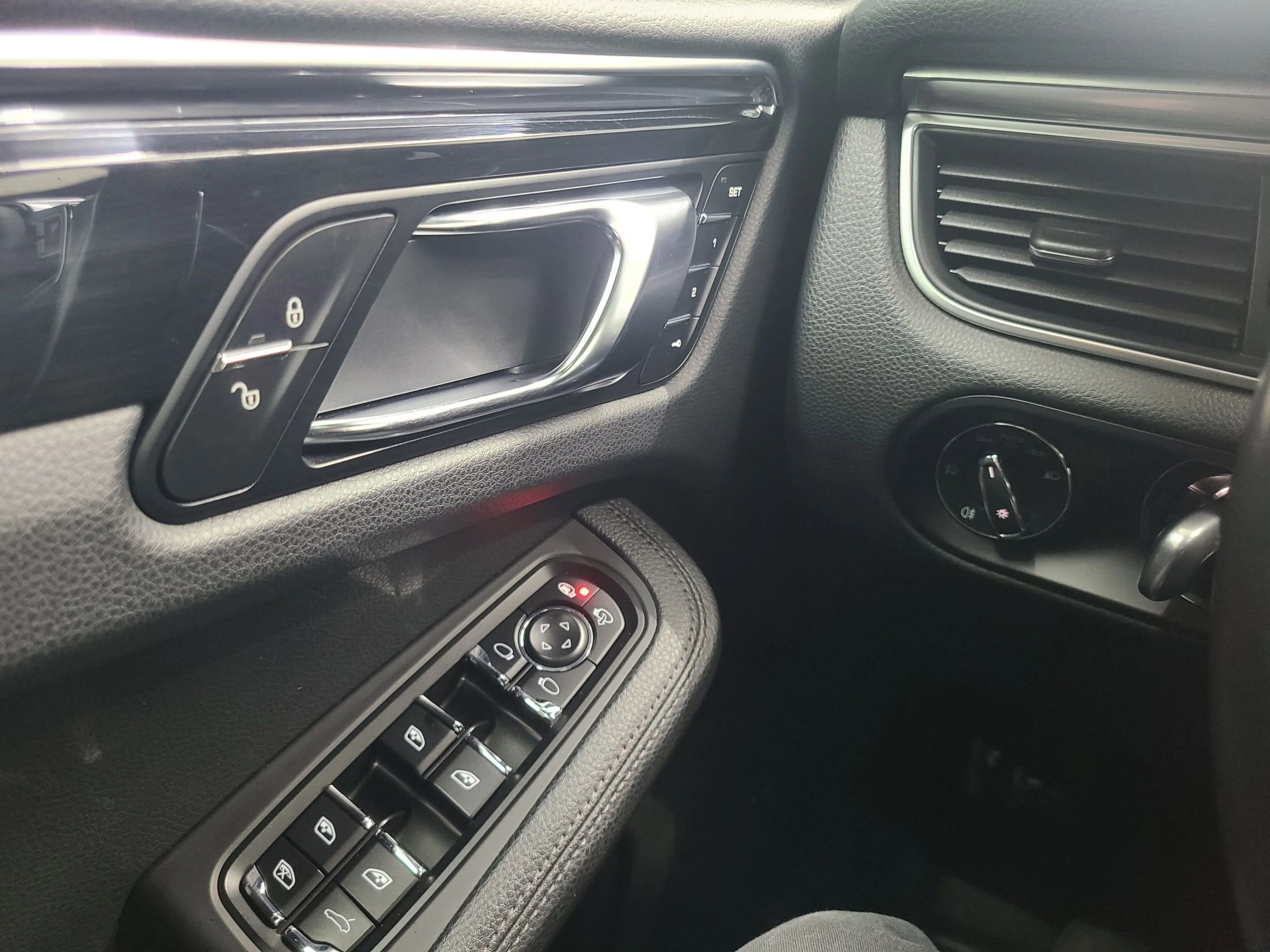 Used 2015 Porsche Macan S w/ Premium Package Plus image 30