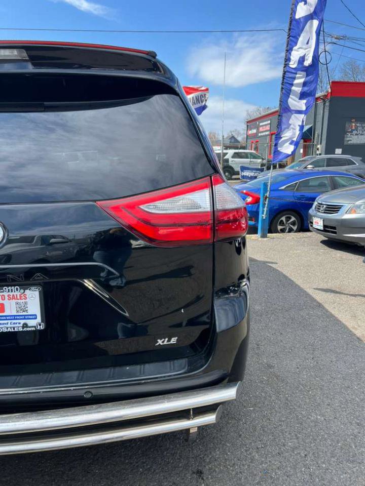 Used 2017 Toyota Sienna XLE w/ XLE Navigation Package image 9