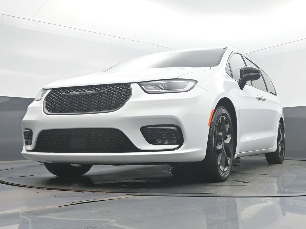 Used 2025 Chrysler Pacifica Limited image 46