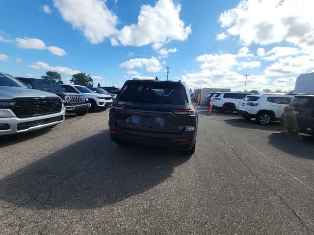 Used 2023 Jeep Grand Cherokee Altitude AWD/4WD image 15