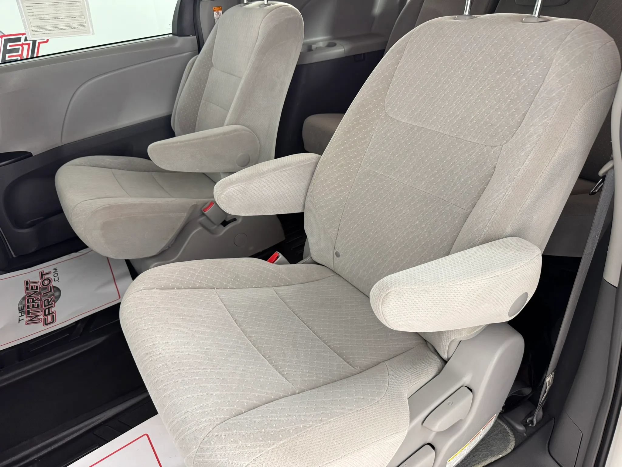 Used 2019 Toyota Sienna LE AWD/4WD image 33