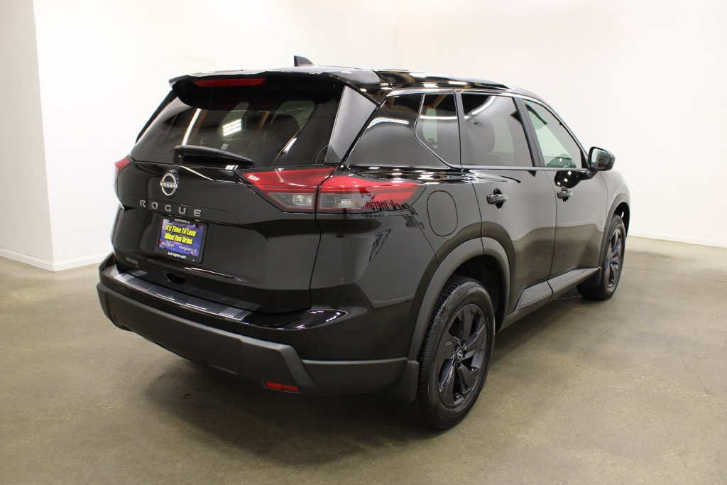 Used 2026 Nissan Rogue SV FWD image 5