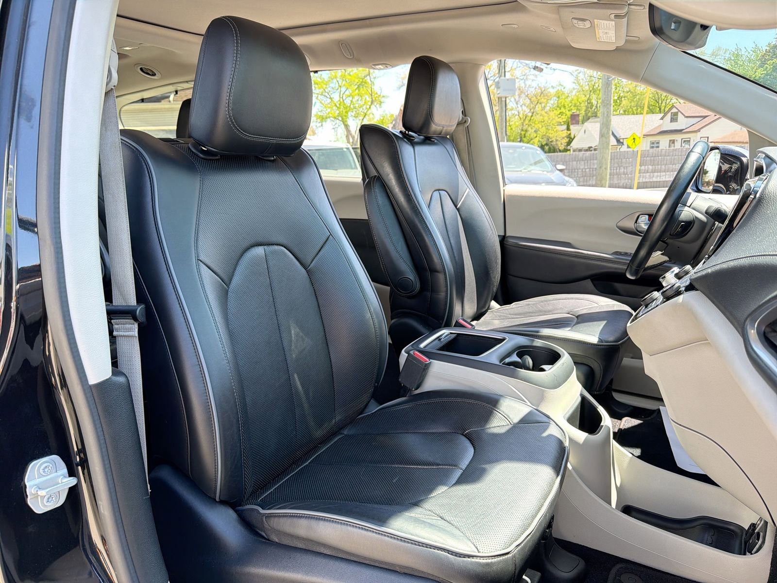 Used 2018 Chrysler Pacifica Limited FWD image 22