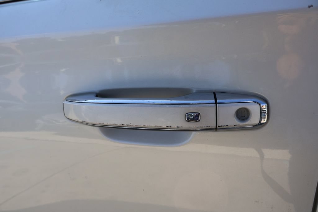 Used 2015 GMC Yukon Denali w/ Premium Package AWD/4WD image 16