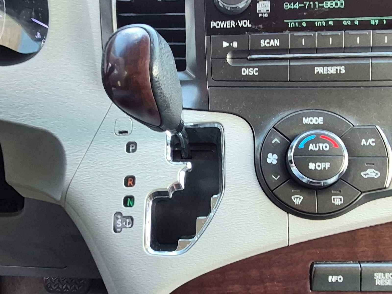 Used 2014 Toyota Sienna XLE FWD image 33