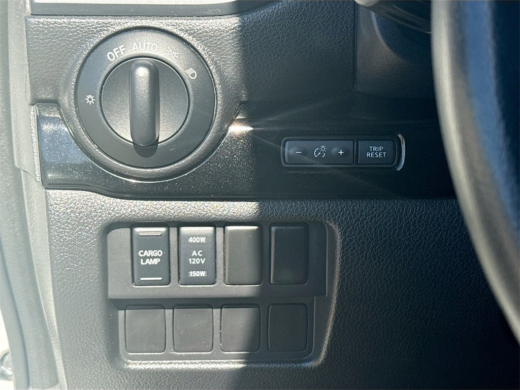 Used 2024 Nissan Titan SV w/ SV Convenience Package image 10