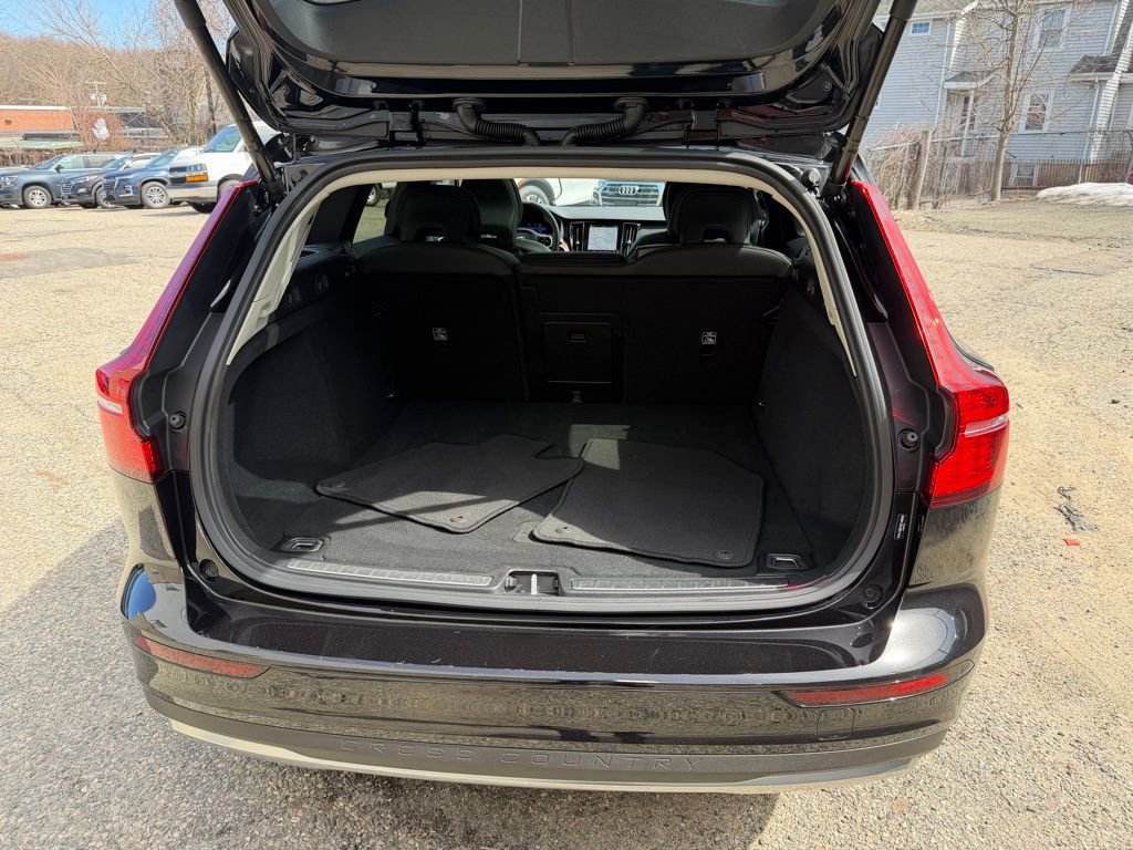 Used 2025 Volvo V60 B5 Cross Country Plus image 5