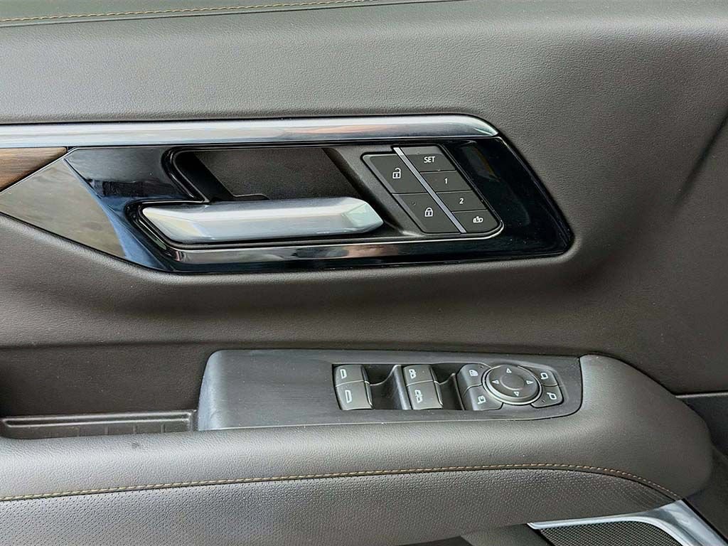 Used 2025 Chevrolet Tahoe High Country AWD/4WD image 33