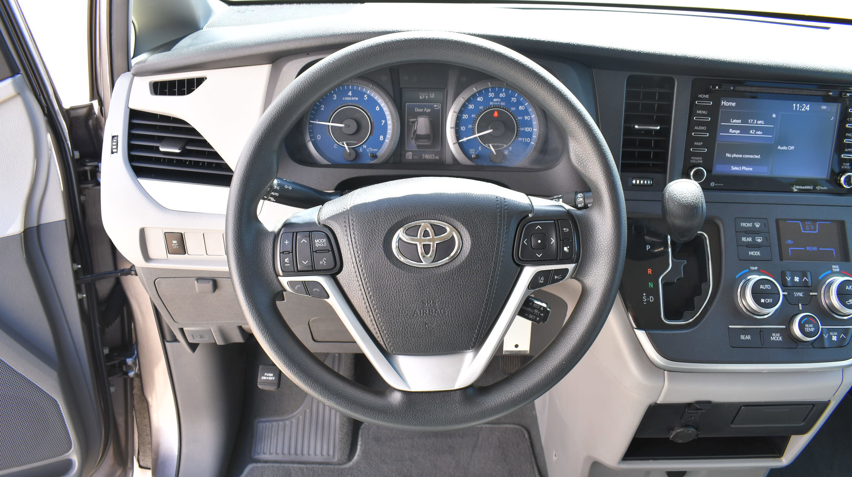 Used 2020 Toyota Sienna LE w/ Carpet Mat Package image 17