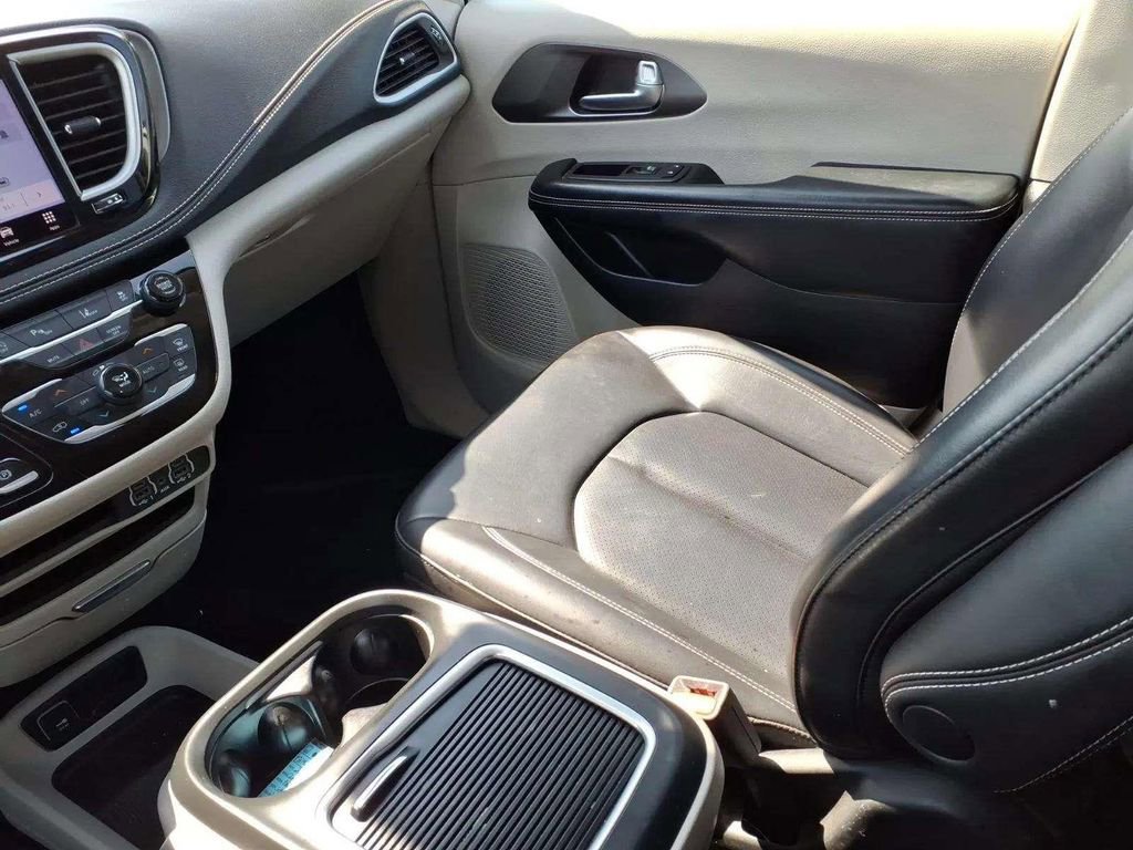 Used 2023 Chrysler Pacifica Touring-L image 12