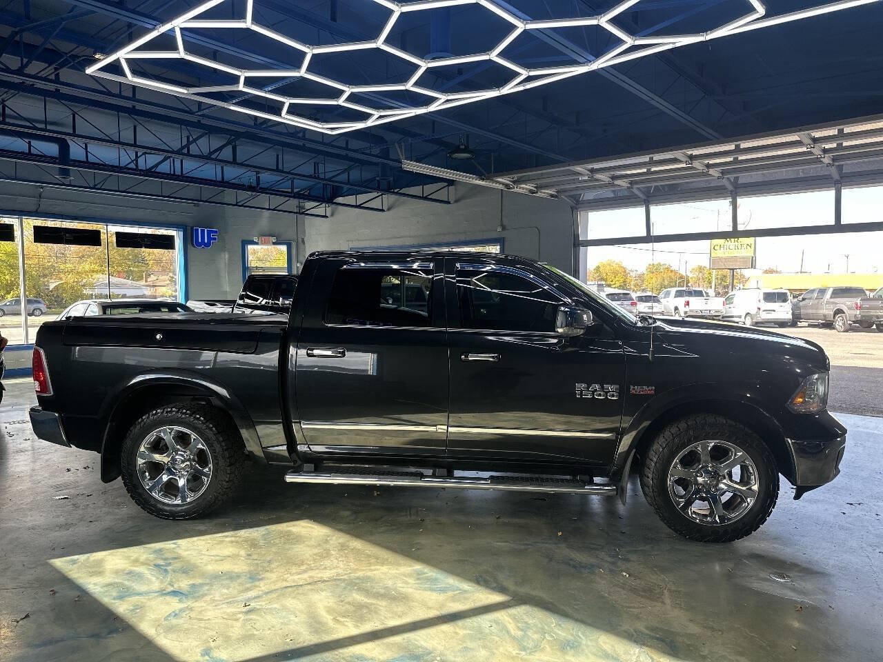 Used 2017 RAM 1500 Laramie AWD/4WD image 9