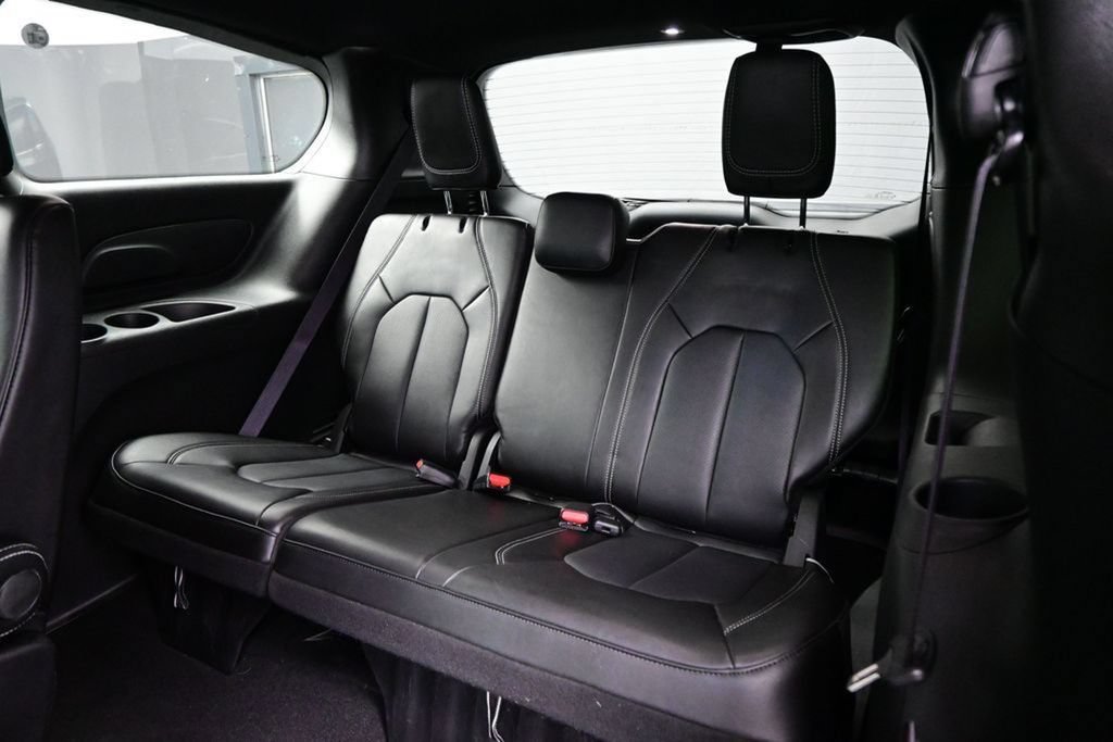 Used 2025 Chrysler Pacifica Select FWD image 38
