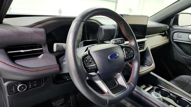 Used 2025 Ford Explorer ST-Line w/ ST-Line Street Pack image 11