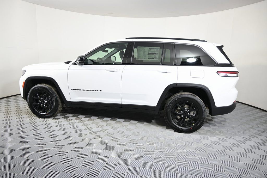 New 2026 Jeep Grand Cherokee Laredo image 3