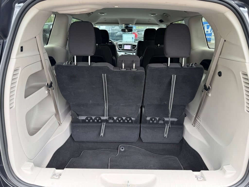 Used 2023 Chrysler Voyager LX FWD image 7