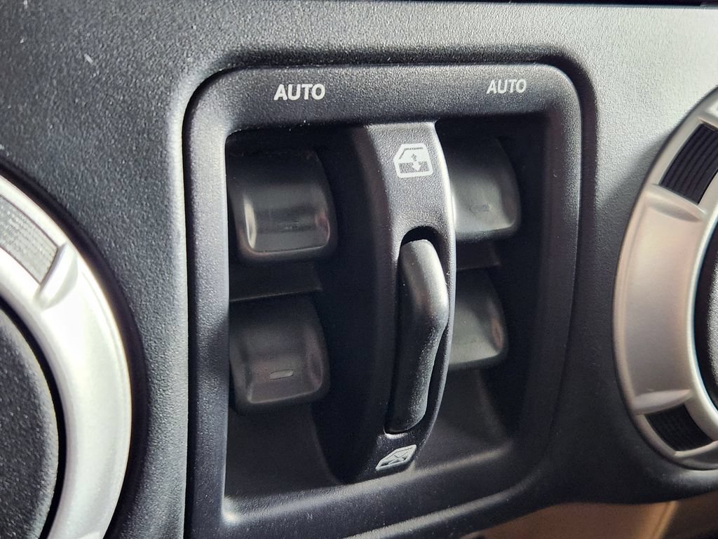 Used 2016 Jeep Wrangler Unlimited Rubicon w/ Connectivity Group AWD/4WD image 23
