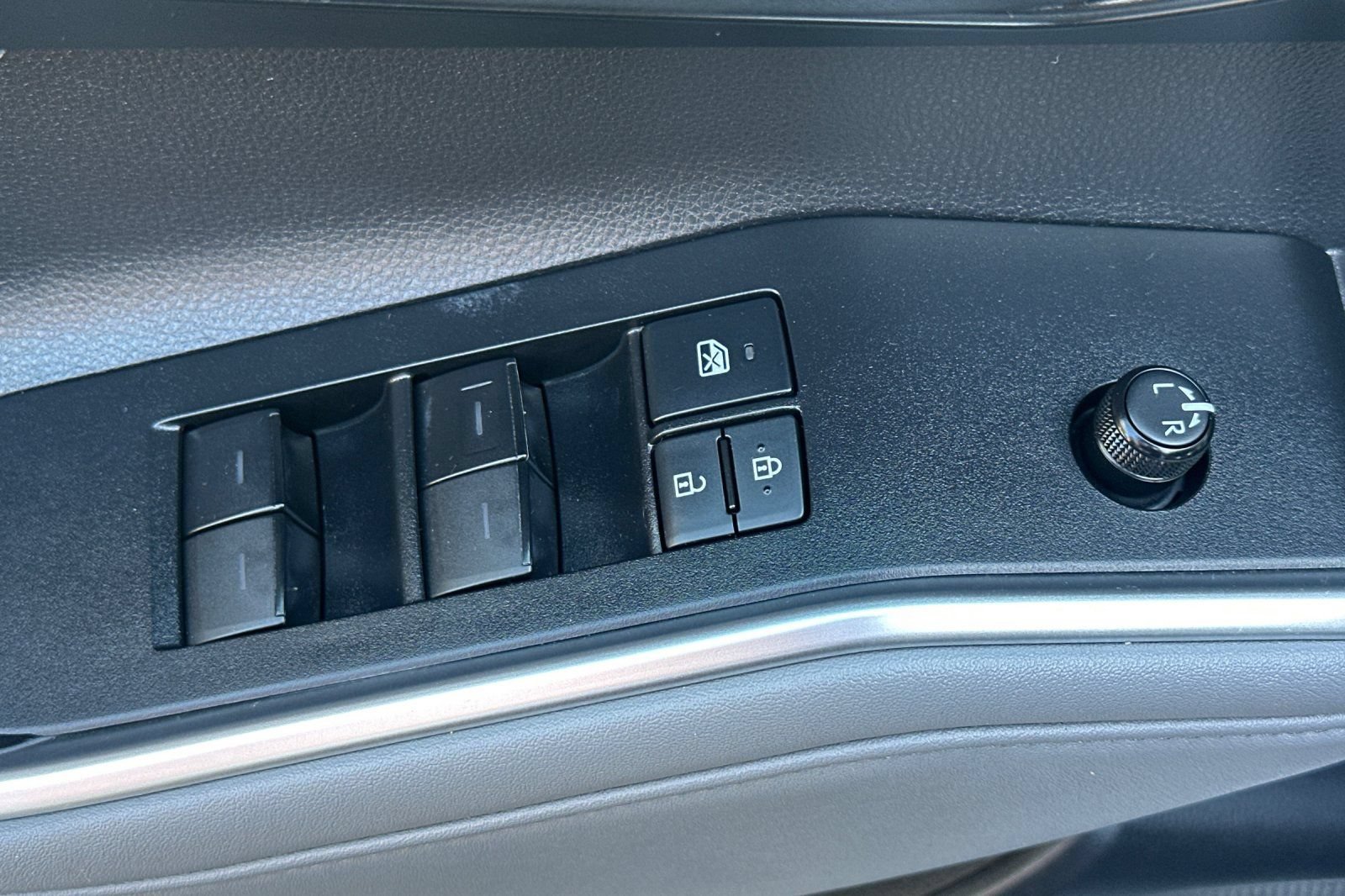 Used 2021 Toyota Highlander LE AWD/4WD image 12