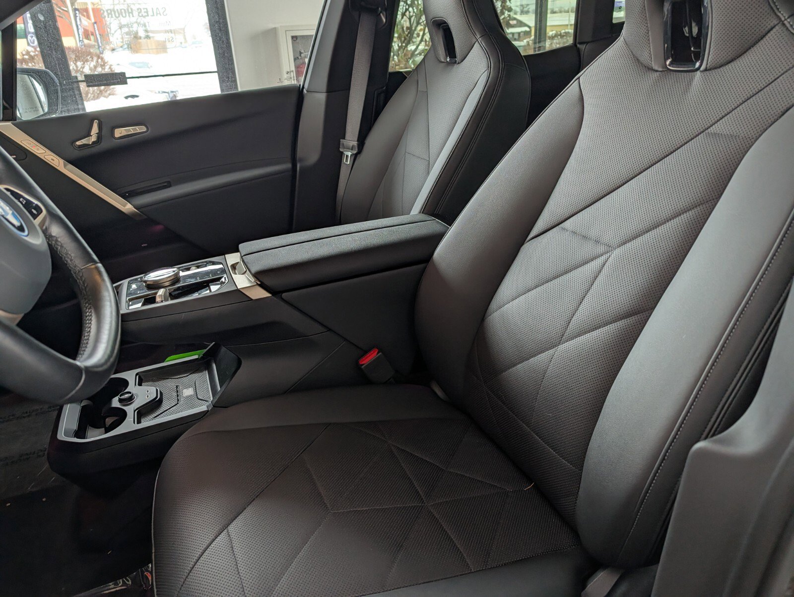 Used 2024 BMW iX xDrive50 w/ Premium Package image 8