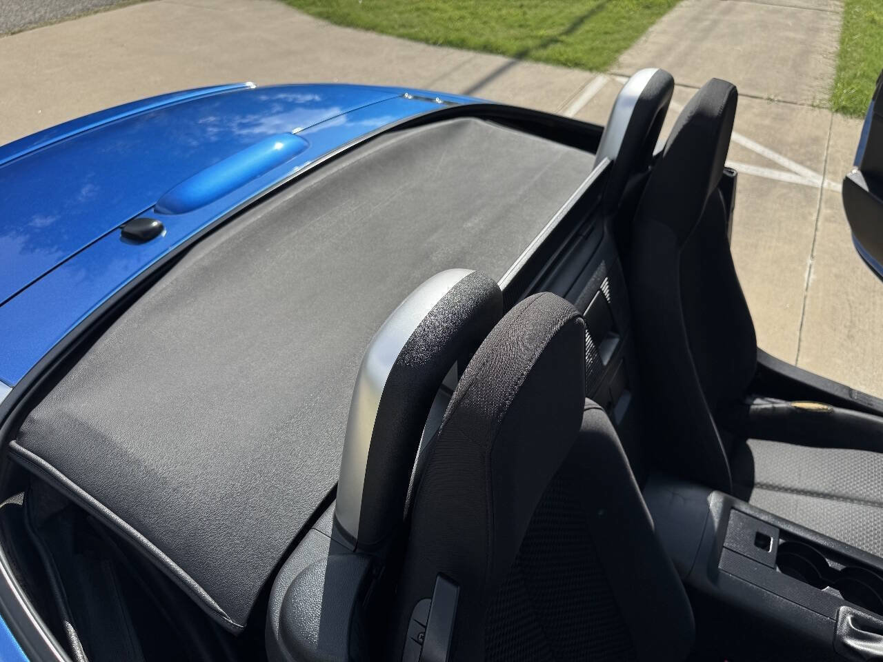 Used 2006 MAZDA MX-5 Miata Sport w/ Appearance Pkg RWD image 25