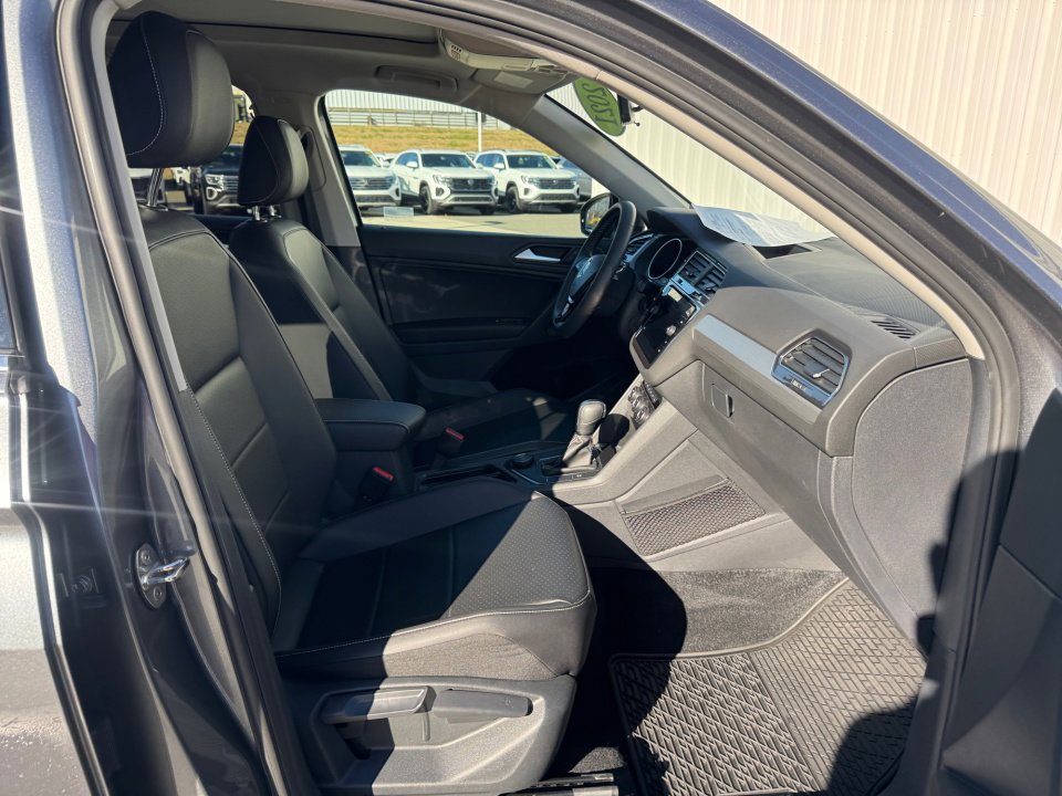 Used 2021 Volkswagen Tiguan SE image 32