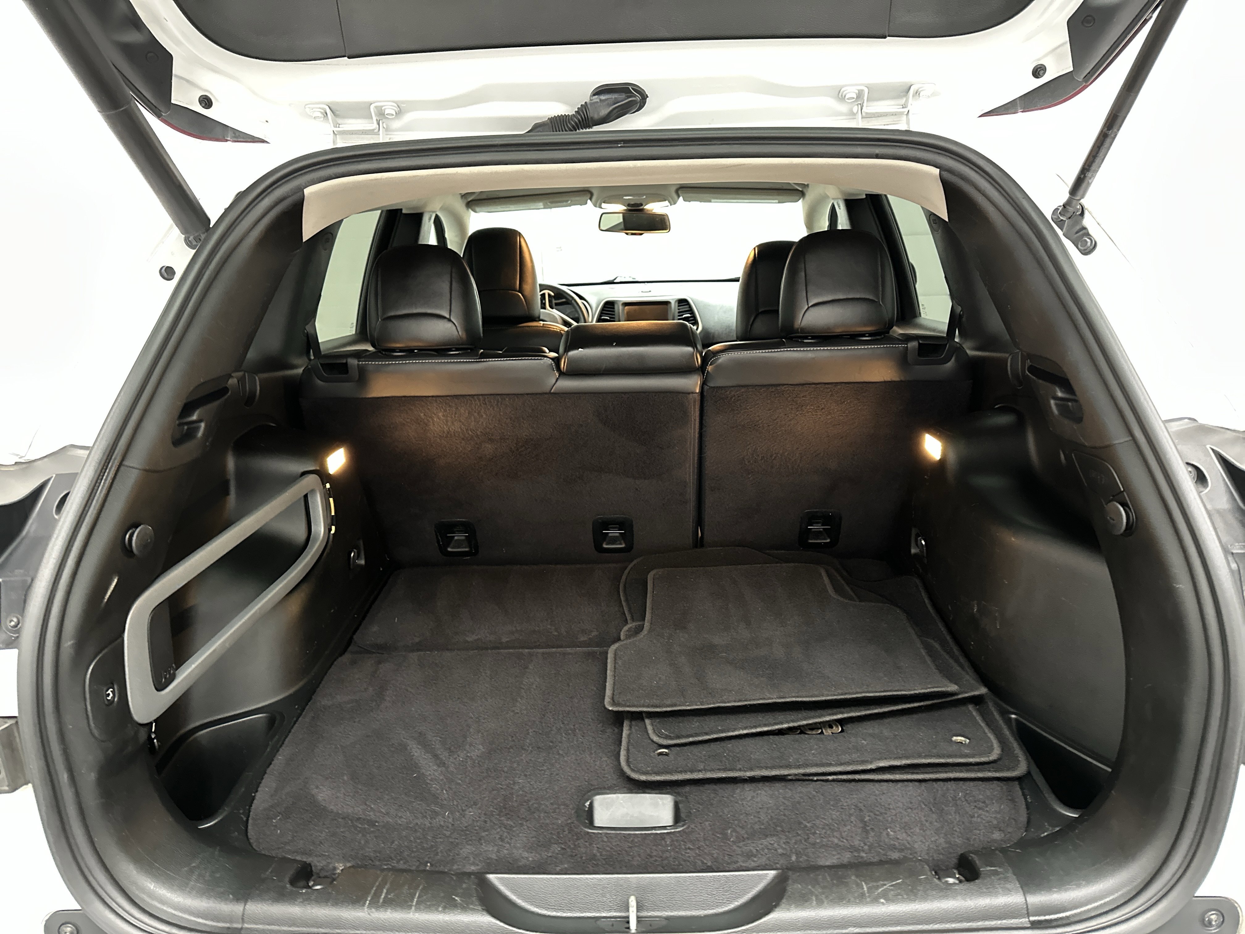 Used 2018 Jeep Cherokee Limited image 12