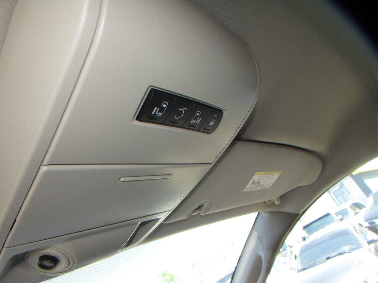 Used 2015 Chrysler Town & Country Touring image 59