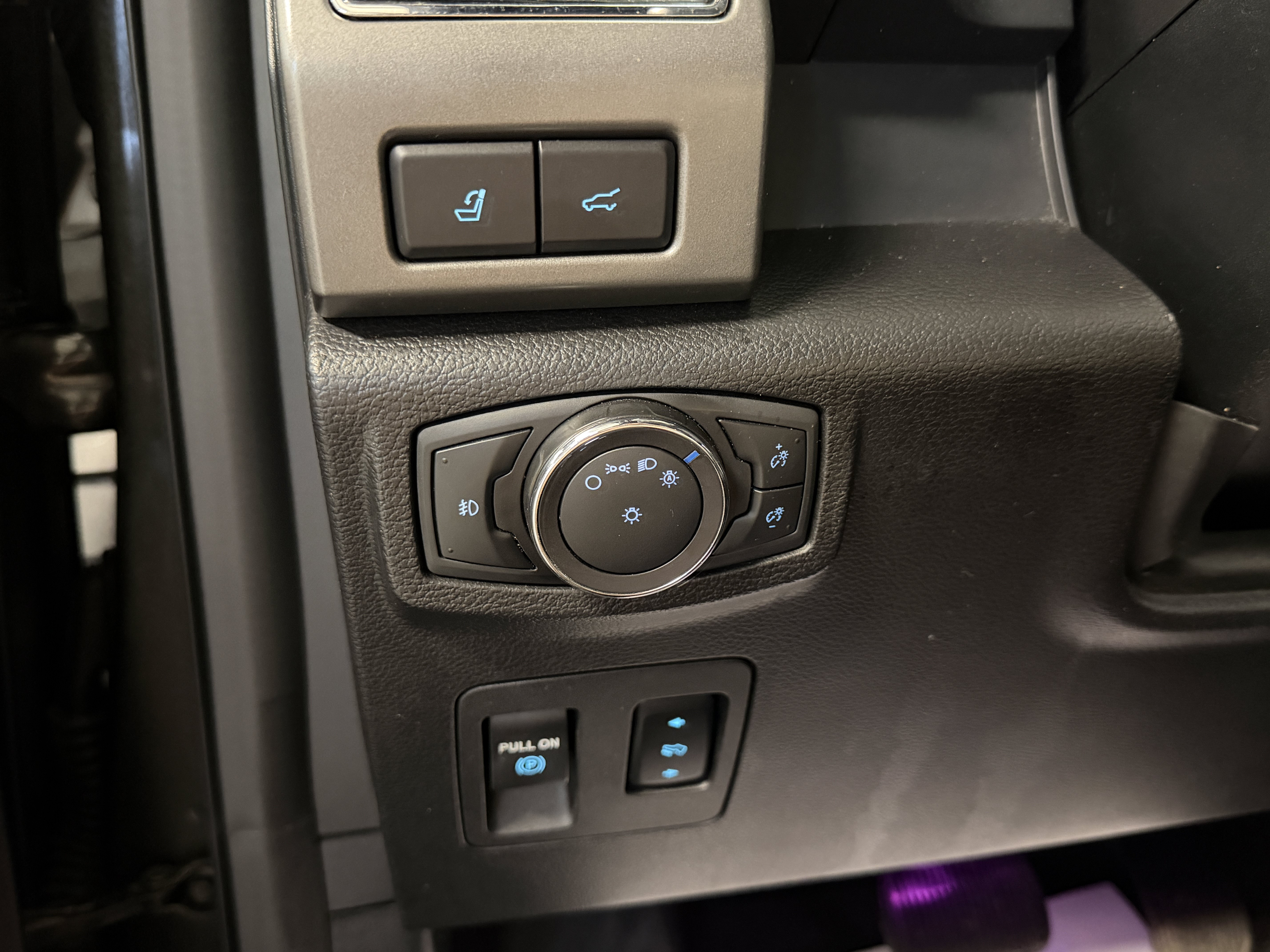 Used 2019 Ford Expedition XLT w/ Equipment Group 202A AWD/4WD image 17