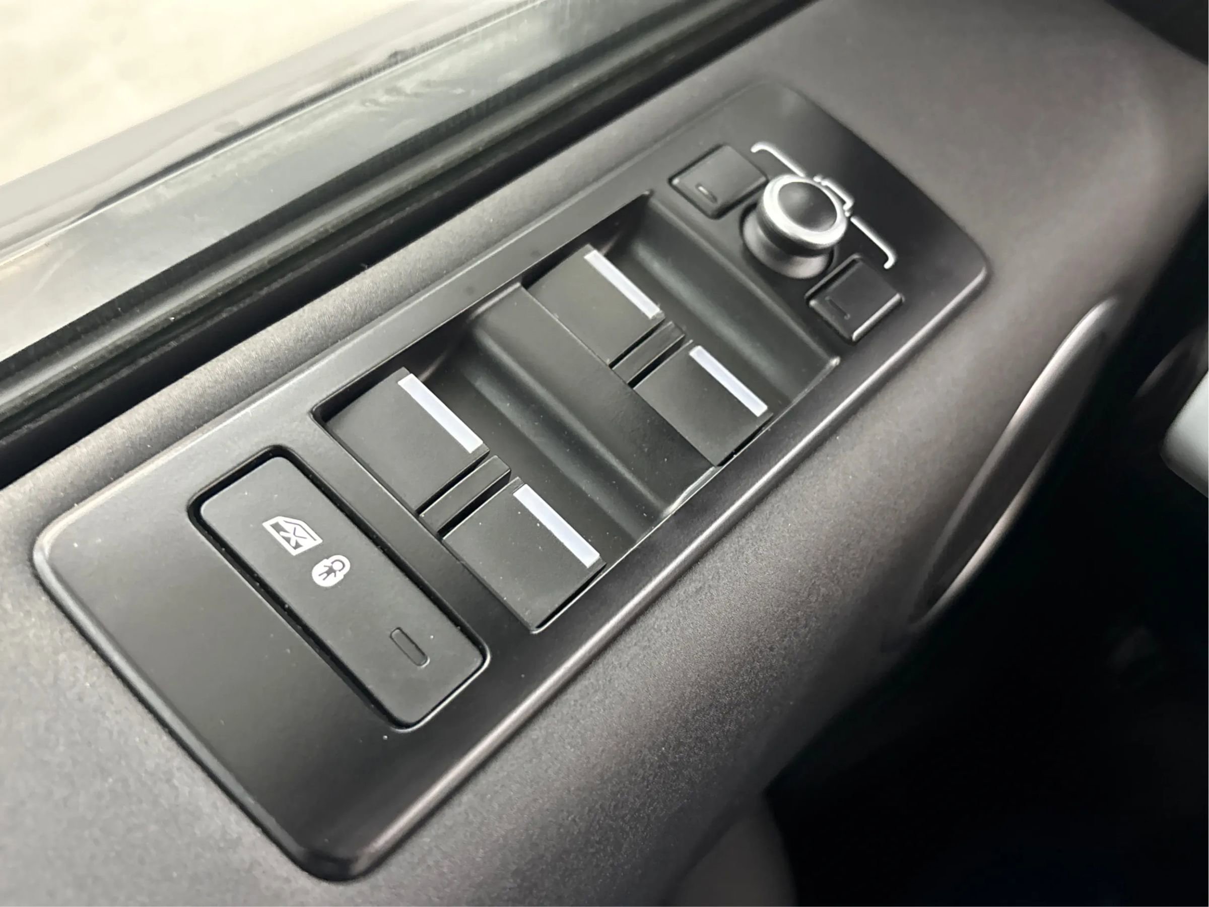 Used 2020 Land Rover Discovery HSE image 43