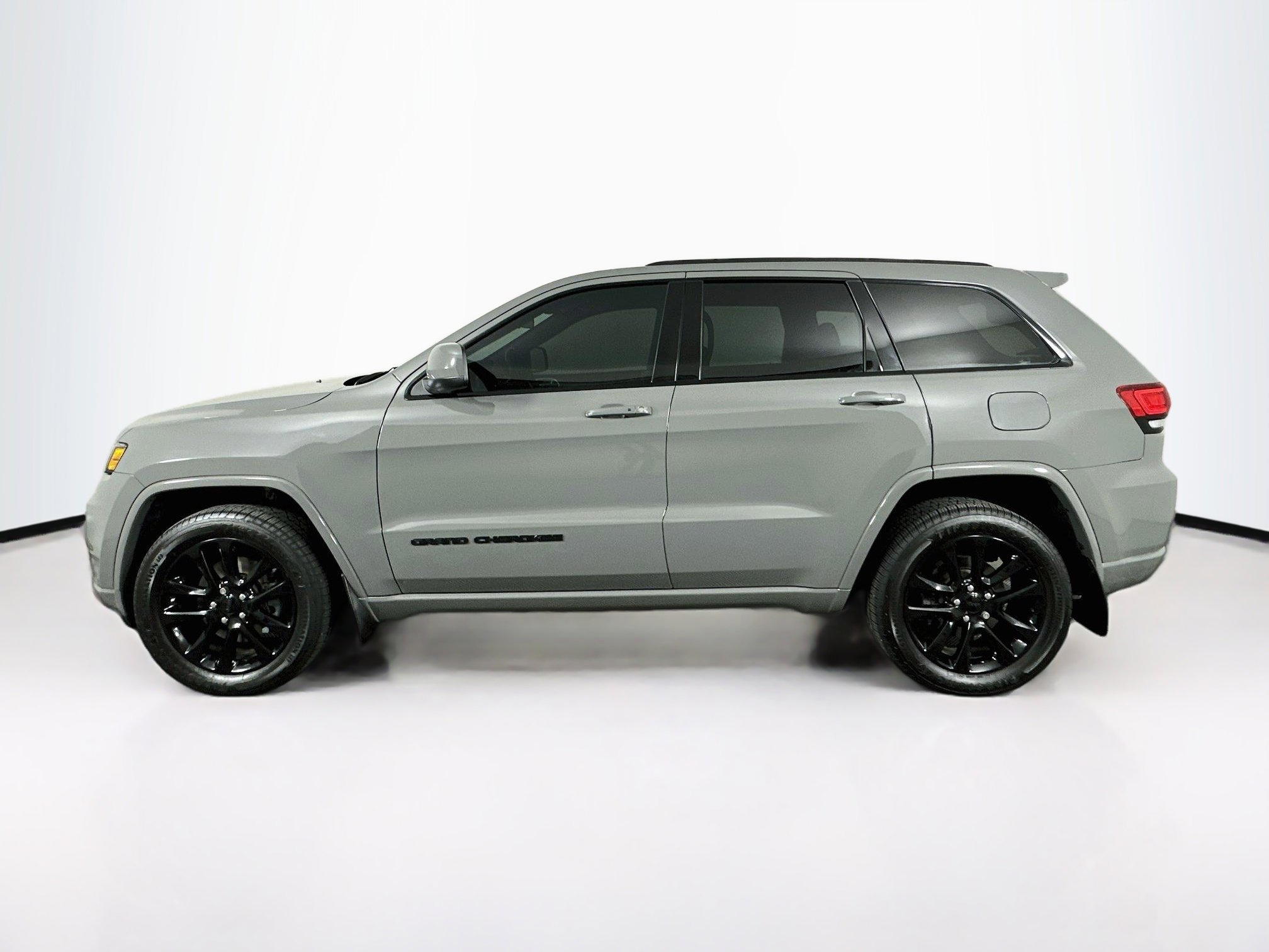 Used 2021 Jeep Grand Cherokee Laredo X AWD/4WD image 4