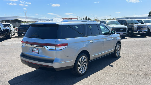 Used 2022 Lincoln Navigator L Reserve AWD/4WD image 3