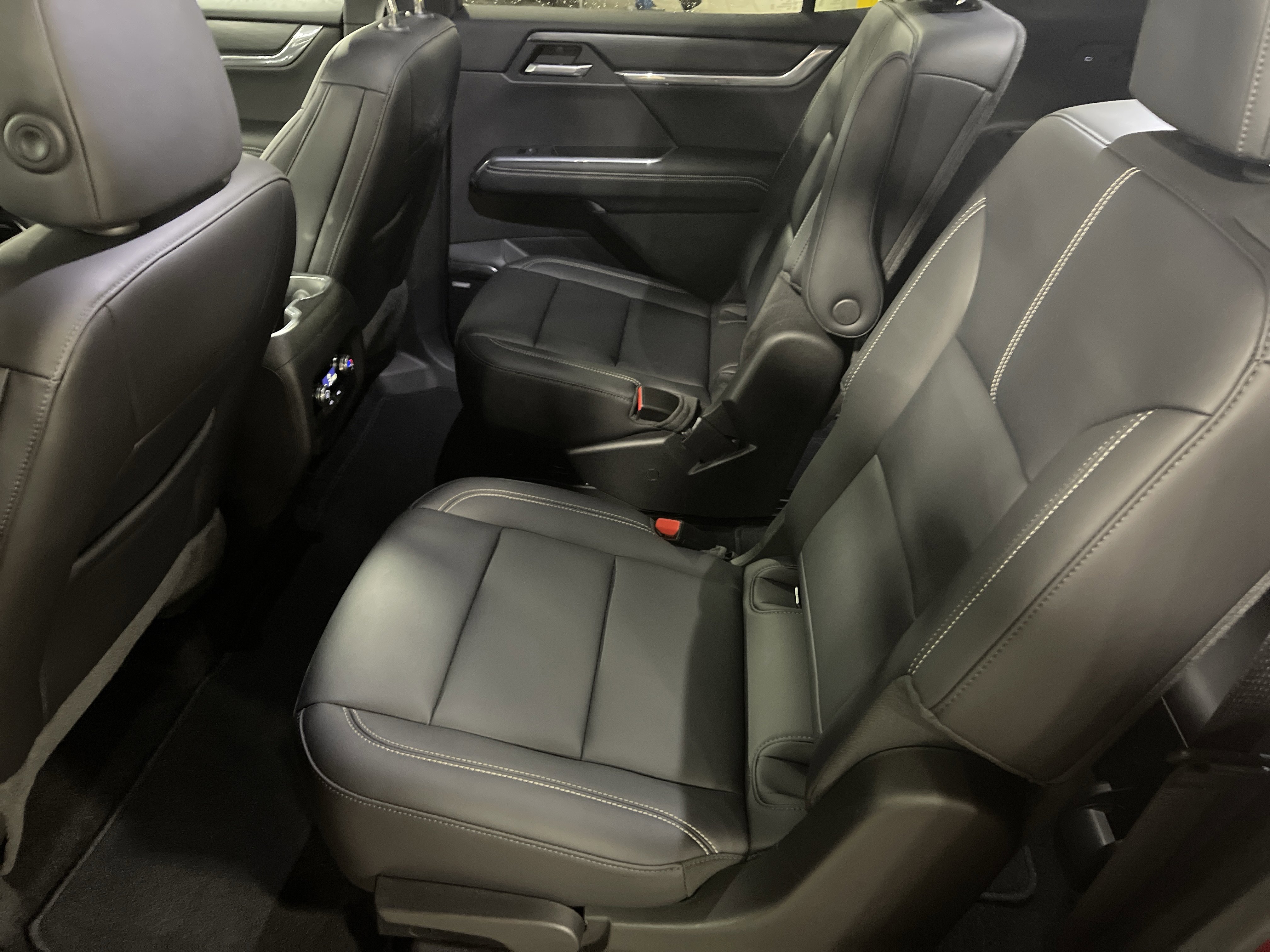 Used 2024 GMC Acadia Elevation image 11