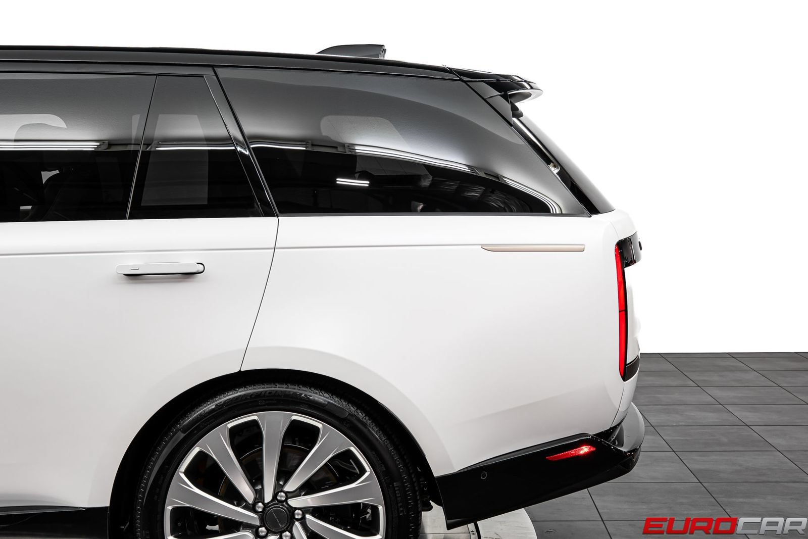 Used 2026 Land Rover Range Rover SV AWD/4WD image 15