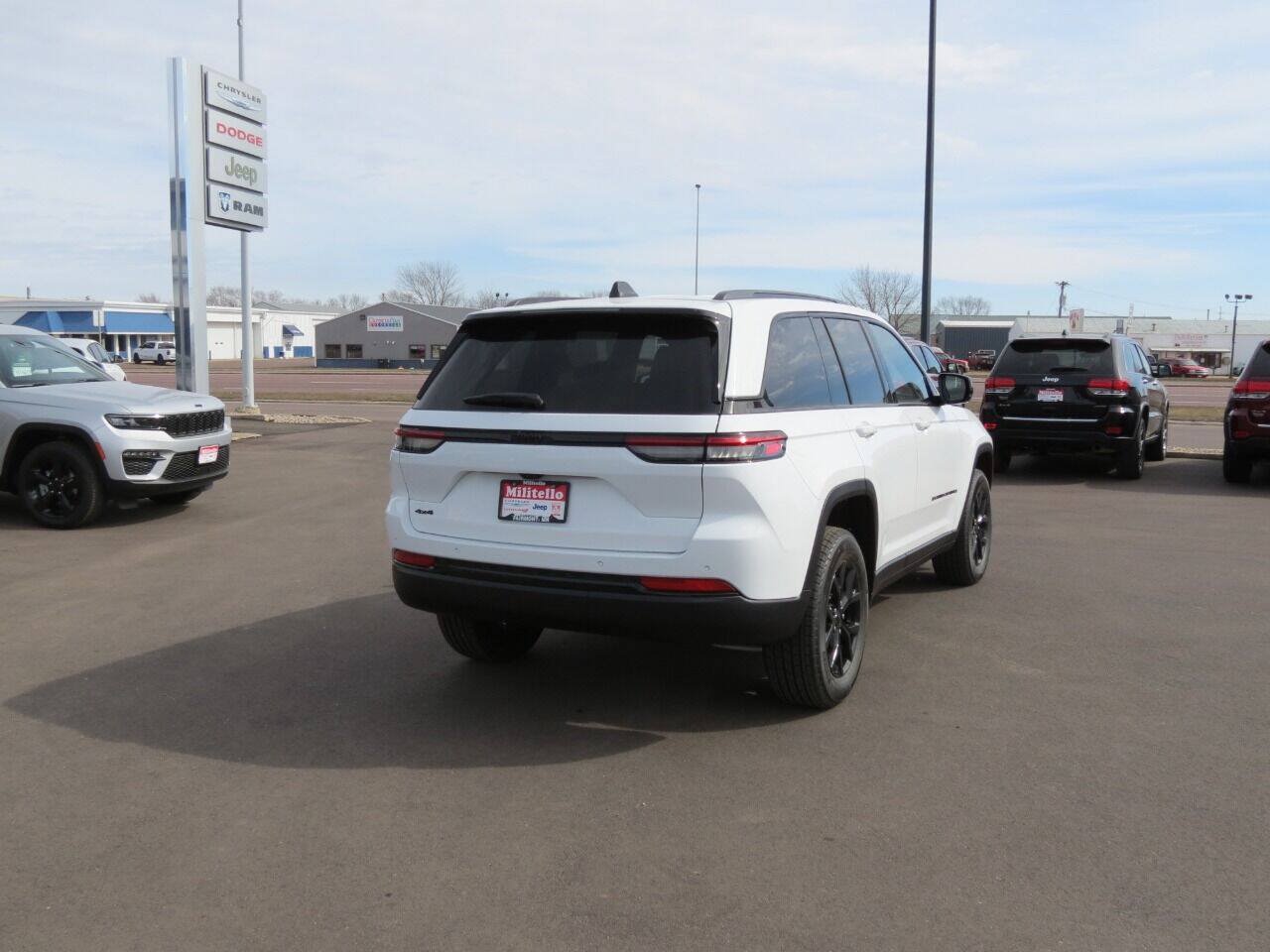 Used 2025 Jeep Grand Cherokee Altitude AWD/4WD image 6