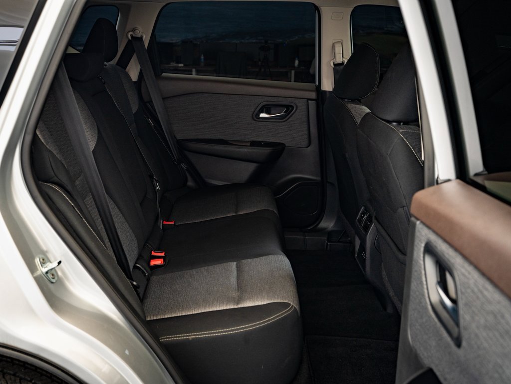 Used 2023 Nissan Rogue SV image 32